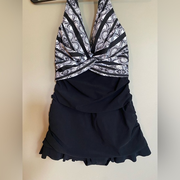 Profile By Gottex Skirted Halter One
Piece Paisley Swimsuit Size 8 - Picture 4 of 13